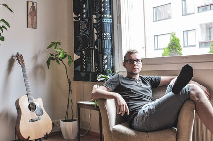 Mikko Valtonen kotinsa nojatuolissa.